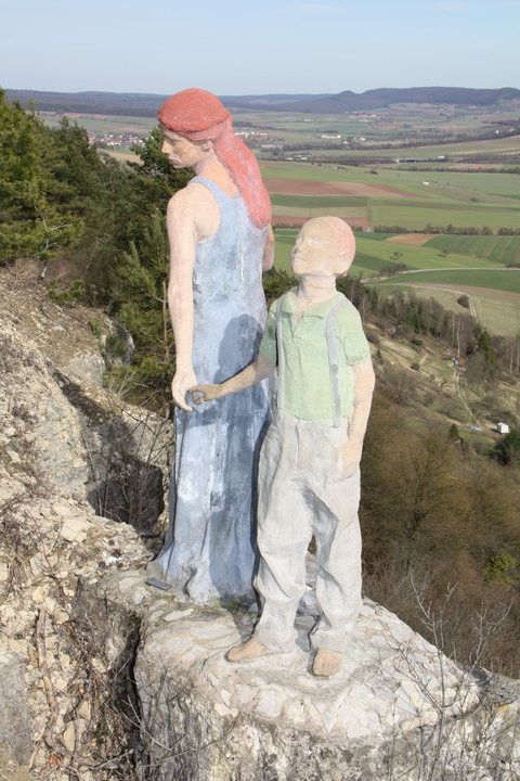 Hammelburg Hammelberg geheimnisvolle Figuren Tnzerin mit Kind 3